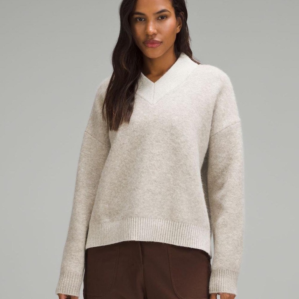 Lululemon Alpaca Wool-Blend V-Neck Sweater
Heathered Light Grey Varsity XL